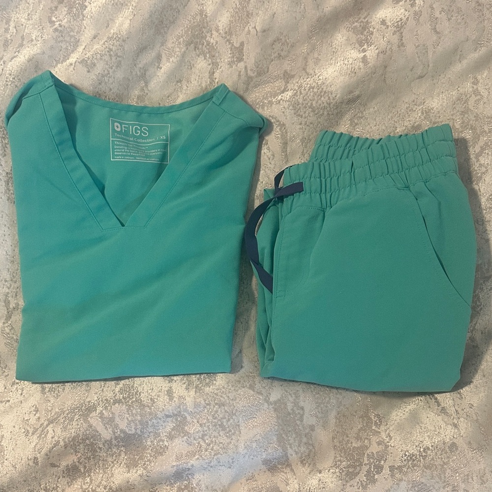 Figs Aqua Scrub Ensemble